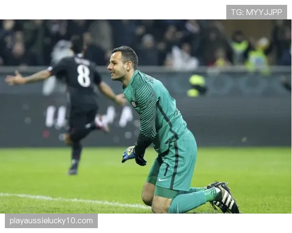 特写:夺冠夜,36岁的汉达诺维奇以教练身份与国米将士共同捧起冠军奖盘。 特写:夺冠夜,36岁的汉达诺维奇以教练身份与国米将士共同捧起冠军奖盘。