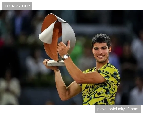 马德里公开赛练习场，费德勒与阿尔卡拉斯进行跨界合练